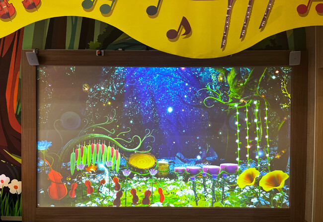 アピナ宇都宮店のキッズエリア「フォレストパーク」に設置された、音楽体験デジタルコンテンツ『音のなるふしぎな森』を企画・制作。
