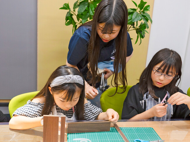 夏休みの自由研究向けに、廃材を使ってミニドアを作るワークショップを開催