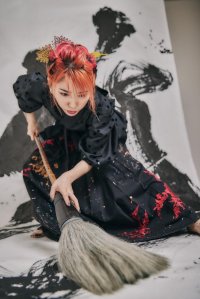 アメリカンレストラン「ハードロックカフェ」横浜店　“天真爛漫すぎる書道アーティスト” 原愛梨 ライブペインティングパフォーマンス