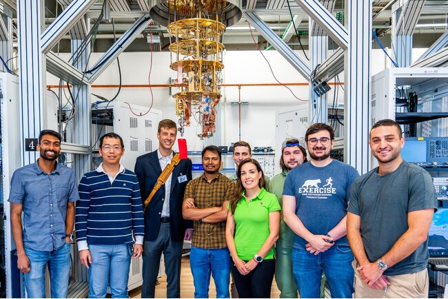 IBMがフェルミ国立加速器研究所のSQMSセンターと提携し、重要な量子情報科学を推進
