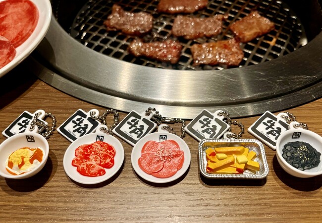 初登場！「牛角」ガシャポン(R)。牛角カルビなど全５種をミニサイズでリアルに再現