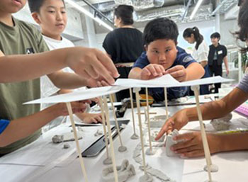 大阪で人気のこども建築塾が7月２４日、東京都中央区晴海で初開催！ 弊社が設計を手掛けた中央区立晴海地域交流センター「はるみらい」で、子どもたちが一級建築士からものづくりの楽しさを体験するイベントです