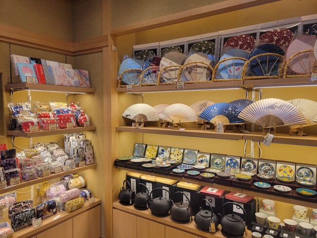 新世界では唯一ここだけの、おみやげ屋とカフェが一緒くた！となっている「新世界おみやげもん横丁」が、これまでこの界隈になかった“和”カフェとしてリニューアルオープン！