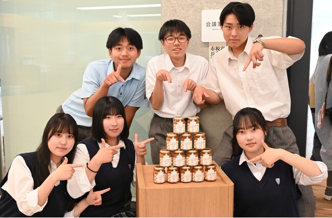 6名の高校生が『産官学連携によるふるさと納税共創プロジェクト』で富良野市の新たな地場産品を企画し、市内事業者が商品化。