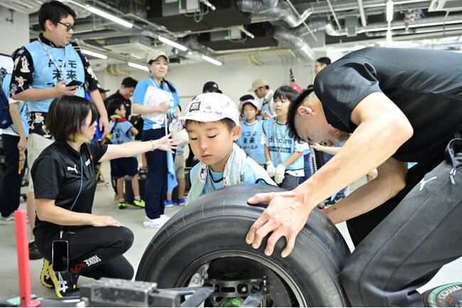 一流プレーヤーと共に、子どもたちが夢や将来を考えるきっかけをつくる「ドコモ未来フィールド」　第8弾は「docomo business ROOKIE」が“プロのフィールド”を子どもたちに披露