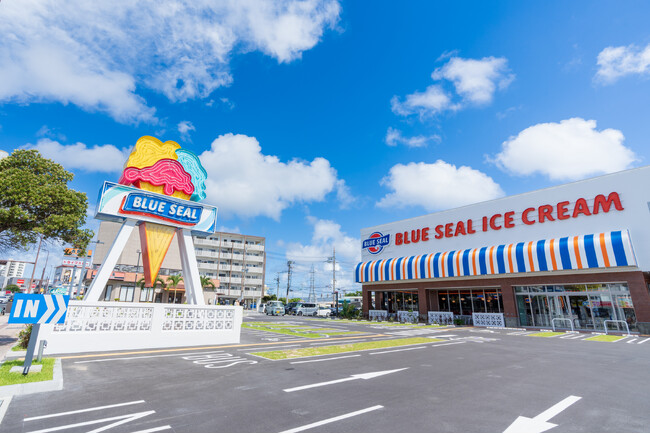 ドライブスルーもスタート！ 「ブルーシール 牧港本店」リニューアルオープン！