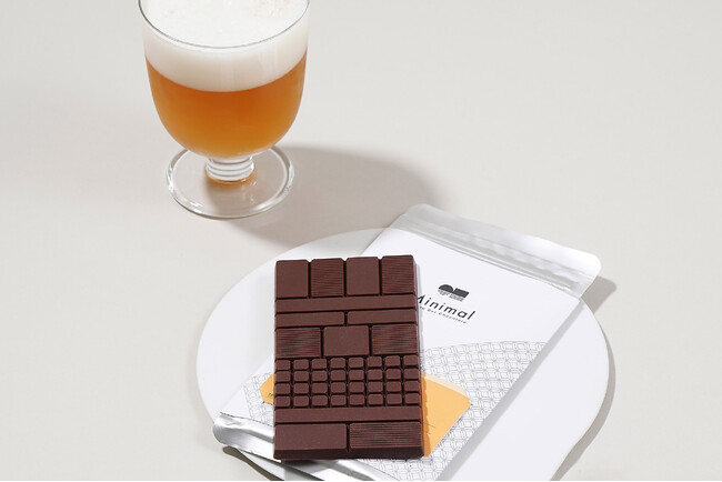 Minimalが提案する、夏にクラフトビールと楽しむチョコレート。ビールとの相性を追求し開発した夏季限定フレーバー「SEASONAL アルアコ73%」8月1日発売