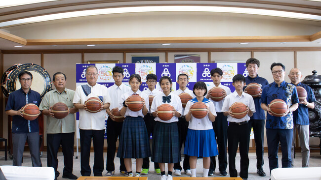 ホームタウン沖縄市内の中学校へバスケットボールを寄贈