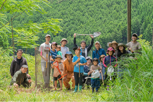 はちみつ屋の森づくり。「誰もが気軽に遊びにいけるビオトープ」を目指し生態系をデザインする「広葉樹12種・40本」を植樹