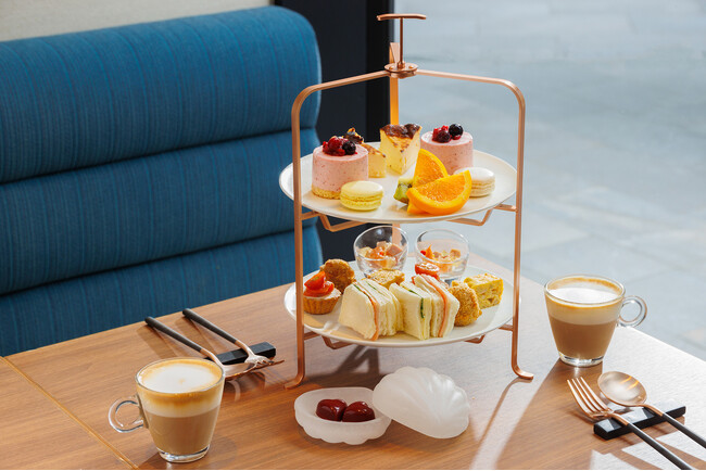 【ザ ロイヤルパーク キャンバス 神戸三宮】海のような爽やかなラウンジで楽しむミニアフタヌーンティー「Meets KOBE」2024年7月26日新発売