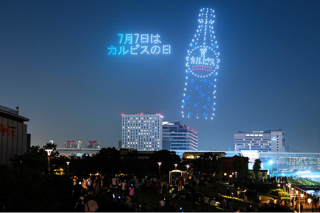 7月7日カルピス(R)の日に初開催した「水玉ドローンショー」に、観覧者約5,000人が集まり大盛況で終幕