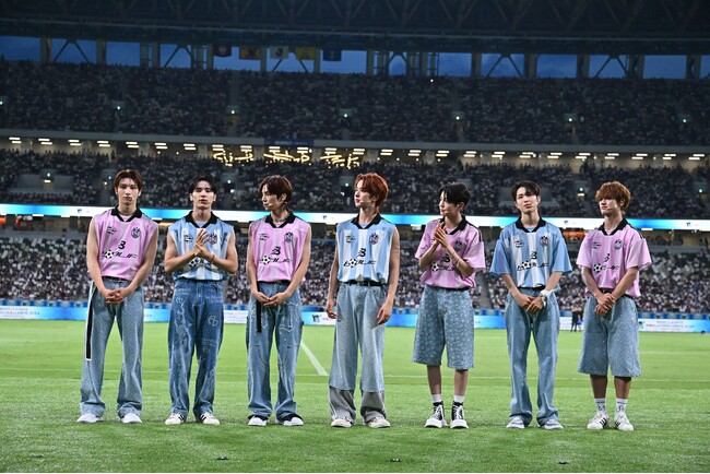 グローバル・ボーイズグループ「NEXZ」が国立競技場で新曲を世界初披露！「明治安田Ｊリーグワールドチャレンジ2024」