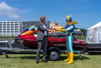 シージェッター海斗デビュー20周年応援企画 「新イスラスタ号」を贈呈