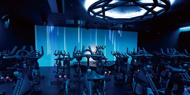 暗闇フィットネス(R)のパイオニア「FEELCYCLE」高松スタジオが8月1日にリニューアルオープンし、映像レッスンを導入！