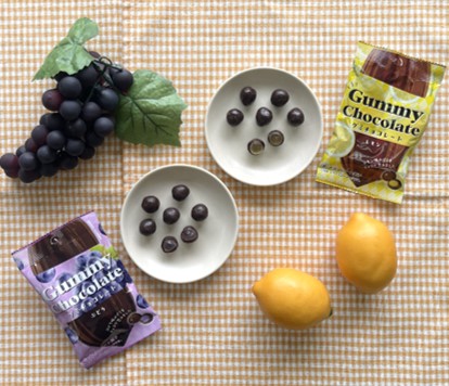 あなたはどっち派？果汁入りのグミをチョコレートでコーティングした「グミチョコレート　ぶどう」、「グミチョコレート　レモン」を2024年7月15日（月）より期間限定で販売開始いたします。