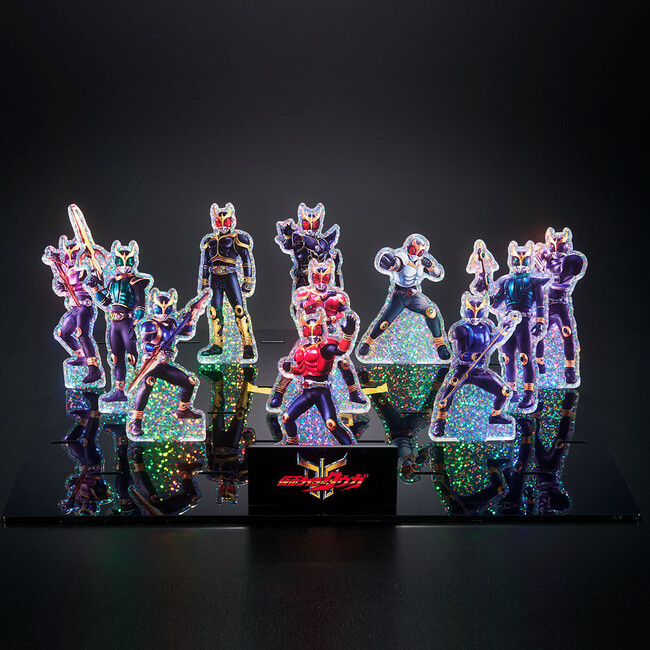 令和の仮面ライダー図鑑、プレミアムバンダイに登場！30cm四方の大型ステージで楽しめる、新アクリルスタンドのブランドが誕生。第一弾は仮面ライダークウガの全フォームを一挙ラインナップ。