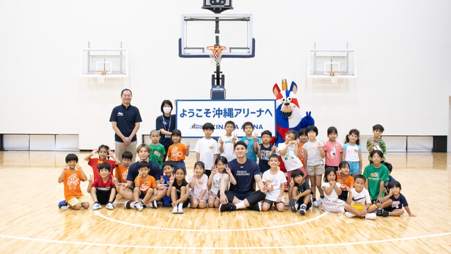 沖縄アリーナで開催された「第22回 サタデースポーツ教室」に#8 植松義也選手、#10 荒川颯選手が参加しました