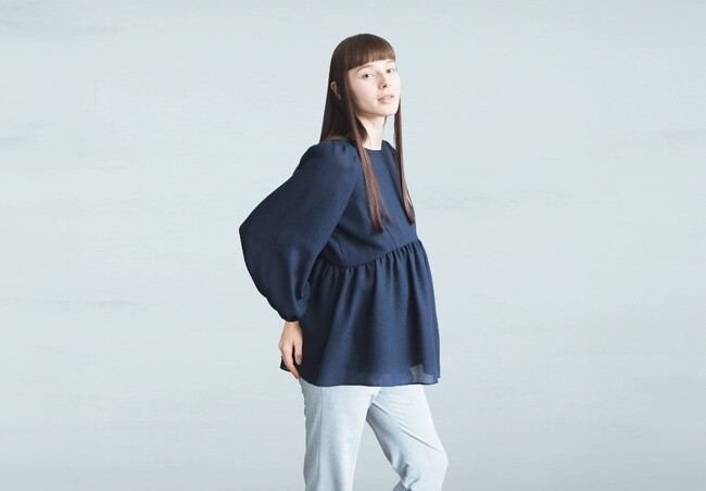 【産前も産後も着用可能】コムサ・ブロンドオフより前後2WAYで着られるブラウスを発売