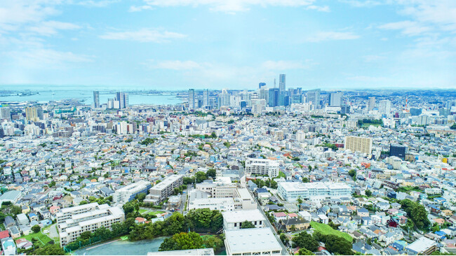 神奈川大学は2026年4月、経済学部に「経済データ分析学科」を開設（設置構想中）。人間科学部は「探究学修」を軸にした新しいカリキュラムを導入し、生まれ変わります。