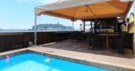 併設のプールで涼しく過ごすことができる海の家 併設のプールで涼しく過ごすことができる海の家