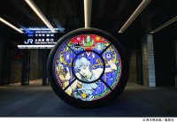 JR大阪駅西口改札直結の新駅ビル「イノゲート大阪」1F　漫画家  荒木 飛呂彦氏ステンドグラス作品「THE FOUNTAIN BOY」制作に協力