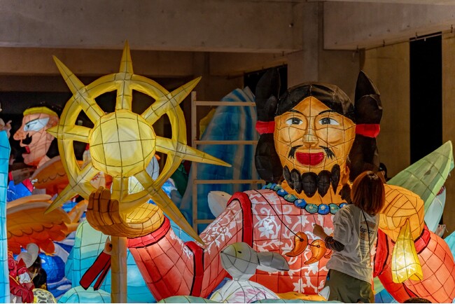 今年も京都芸術大学の学生が巨大な灯籠の山車「粟田大燈呂」を制作。10月13日（日）粟田祭の夜渡り神事で披露します。