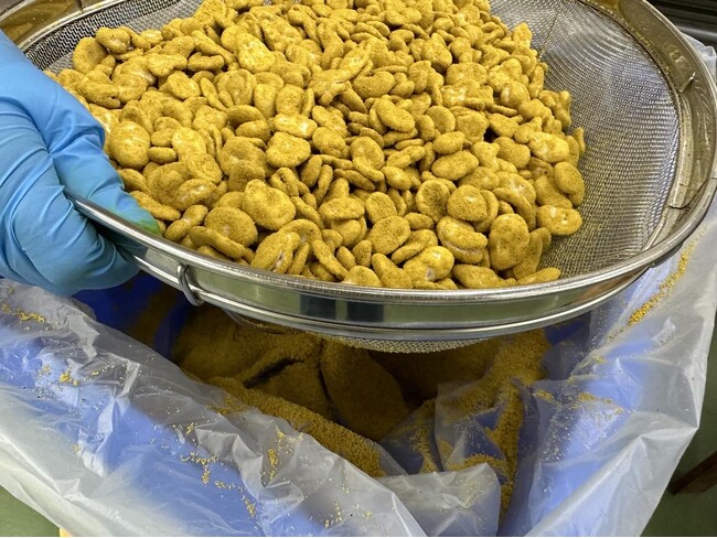 創業111周年の冨士屋製菓本舗の豆菓子『カレー空豆』の生産時に余る「魔法のカレー粉」をおいしく再利用！社内レシピコンテストを開催してフードロス削減に挑戦。