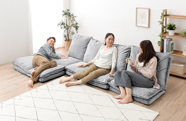 「好みやお部屋に合わせてソファをカスタマイズ！」自由にレイアウト可能なローソファに1.5Pパーツが登場