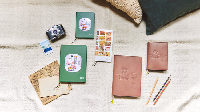 「ほぼ日手帳2025」MOTHERシリーズを「MOTHER2のひみつ。」会場で一足早くお披露目中！