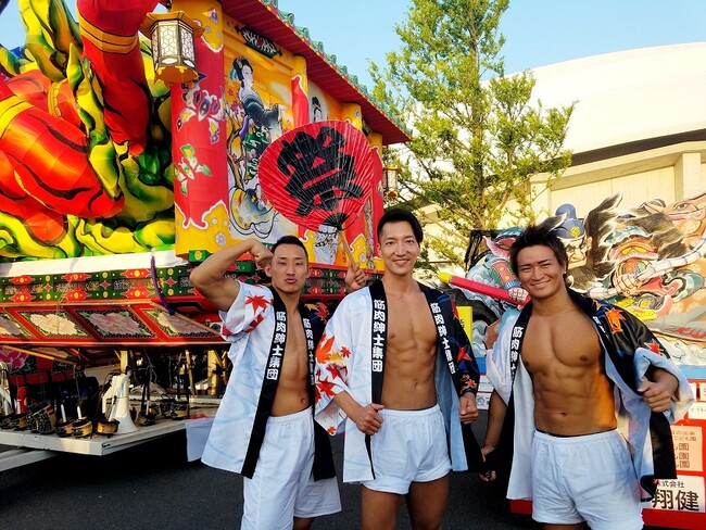 【マッスルかき氷】三井ショッピングパーク ららぽーと福岡「ららぽーと福岡で涼みマッチョ！ばり！アイスフェスタ」へ筋肉紳士集団ALLOUTが出演！パワフルにかき氷を削ります［8/12(月)~15(木)］