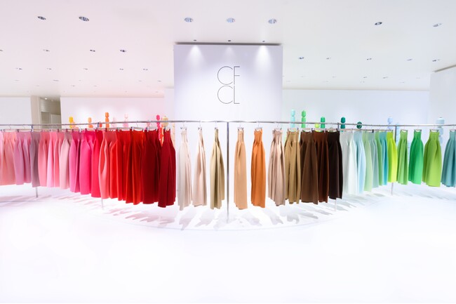 CFCL × エマニュエル・ムホーの100色の糸による100着のスカートを用いたインスタレーションをISETAN THE SPACEにて期間限定開催