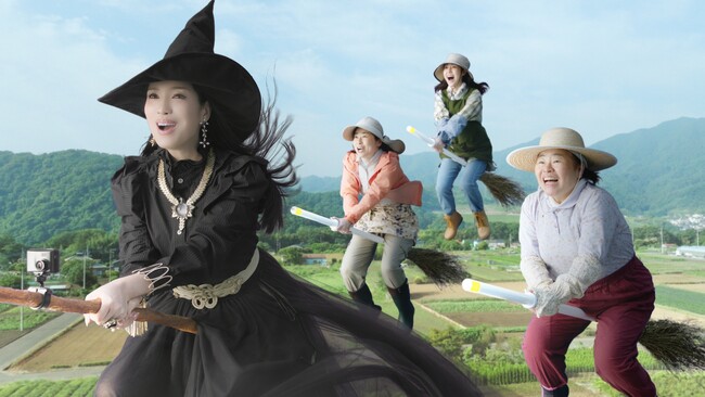 アン ミカさんが“ドラレコ付き空飛ぶ箒”で再び魔女に！「ほけんの窓口」新CM公開！空飛ぶ箒の拘りのギミックや撮影の舞台裏も公開！