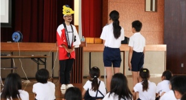 講師が「うんこ先生」に扮する!今治市の小学校にて自転車交通安全教室を開催 講師が「うんこ先生」に扮する!今治市の小学校にて自転車交通安全教室を開催