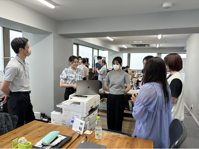 憂鬱になりがちな月曜の朝に社員同士が褒め合う制度をスタート！その効果とは？