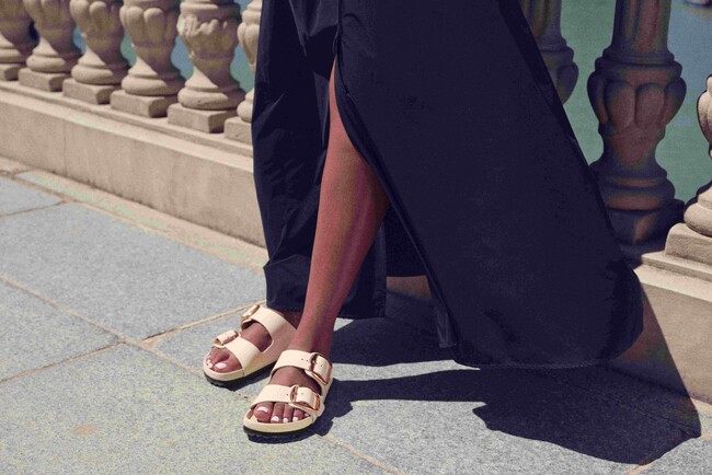 BIRKENSTOCKのシグネチャー、ダブルストラップのARIZONAがシックなカラーとバックルで登場。