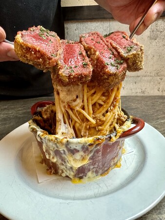 【新宿おすすめグルメ！】（溶岩パスタ）牛レアカツのボルケーノ！SNSで人気絶頂の背徳グルメが食べられる新宿の大人気イタリアン！