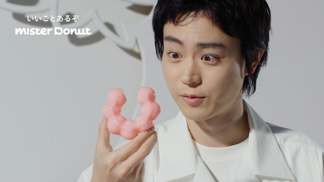 【ミスタードーナツ】8月7日（水）発売の『白いポン・デ・いちごみるく』を紹介する新TVCM「白いポン・デ・リングがいちごみるくに染まる」篇を同日から放映開始