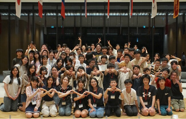 国際高等学校の「サマースクール」で、在校生が中学生の学びをサポート