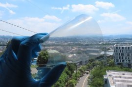 PET基板上へ形成した導電性透明フィルム PET基板上へ形成した導電性透明フィルム