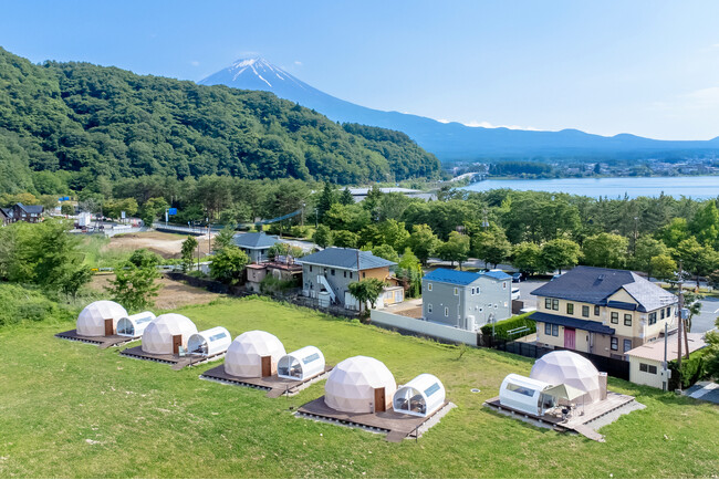 壮大な敷地を独り占め！富士山の麓・河口湖エリアで大自然を満喫する広大なグランピング施設「河口湖BASE DOME GLAMPING登り坂」