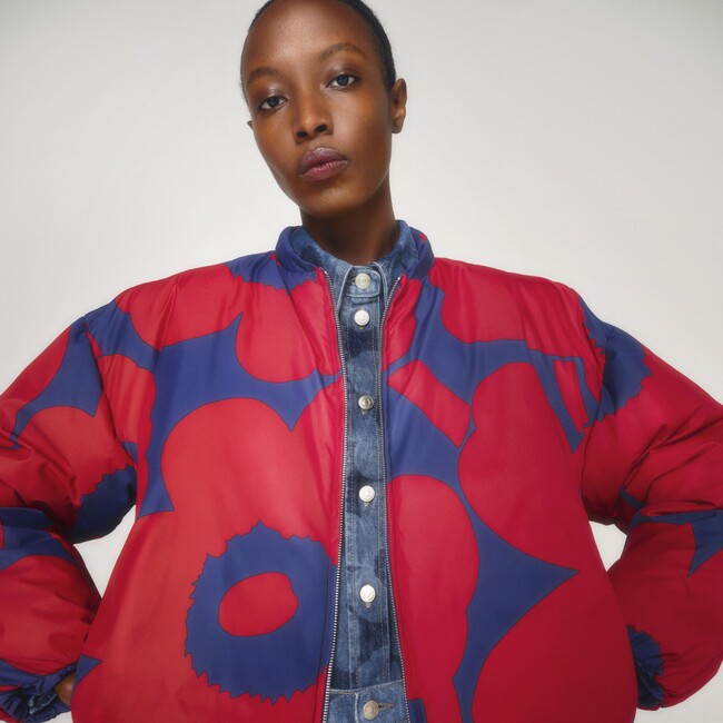 [マリメッコ]洗練されたコンクリートグレーと鮮やかなローズレッドが彩る新作ウェアが登場。