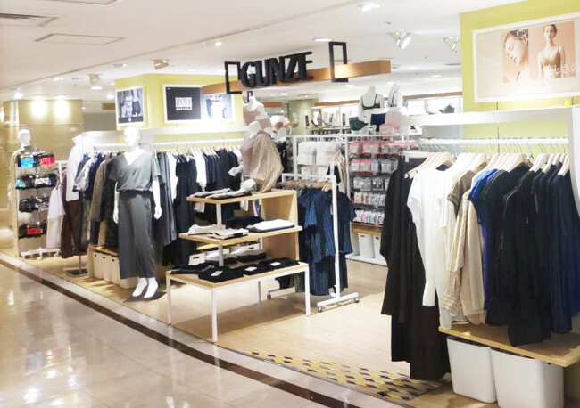 駅直結アクセス抜群のGUNZEのお店で便利にお買い物　直営店限定商品をはじめ “着ごこち”にこだわったデイリーアイテムで毎日をここちよく　「GUNZE アトレ川崎店」オープン　2024年8月8日（木）