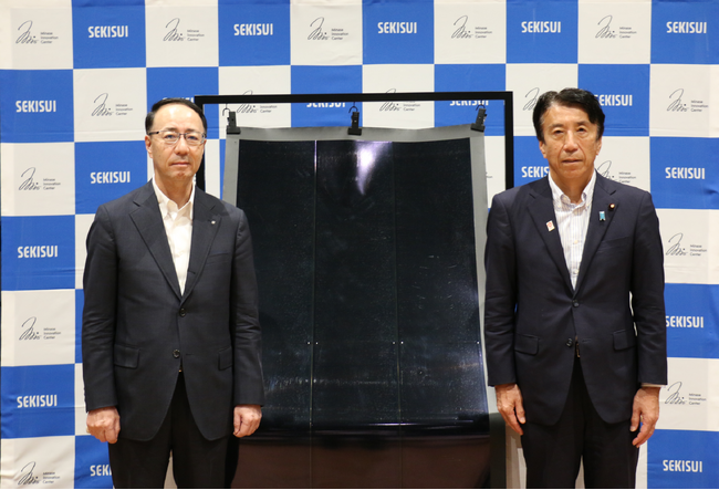 齋藤経済産業大臣がフィルム型ペロブスカイト太陽電池の製造設備などを視察