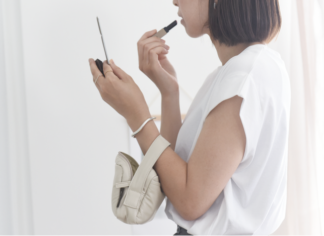 メイク直しのお悩み解決！腕に掛けたまま使える「どこでもメイクポーチ」が新発売