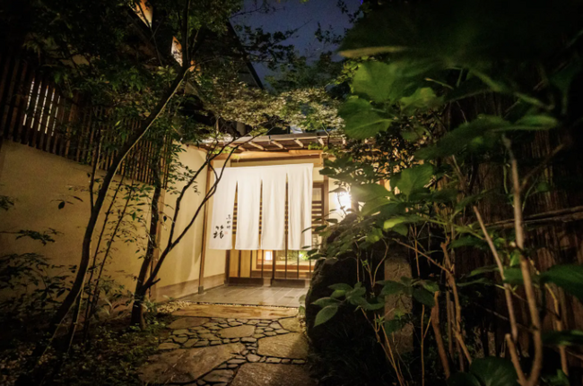 【京都三条 箔】完全個室で愉しむ贅沢なすき焼き。神戸牛・近江牛すき焼き食べ比べ会席を8月・9月に期間限定で販売。