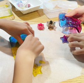 琥珀糖をカットする様子 琥珀糖をカットする様子