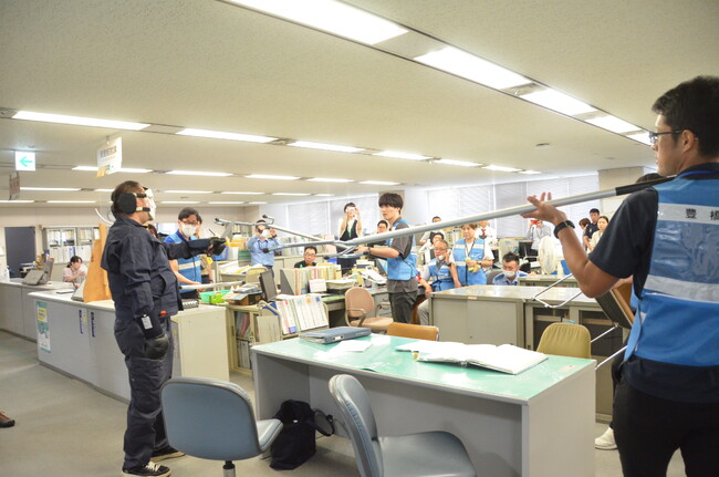 愛知県豊橋市がさすまた等を用いた不審者対応訓練を市職員対象に実施しました。