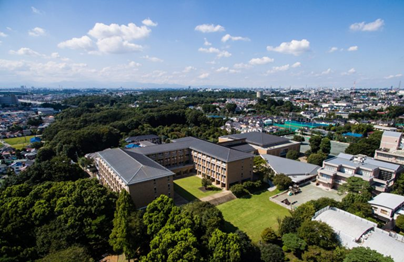 〈ストップ・ザ落雷〉名門ミッションスクールが、学園生を落雷から守るため、弊社の避雷球（PDCE）をテニスコートや校舎に設置