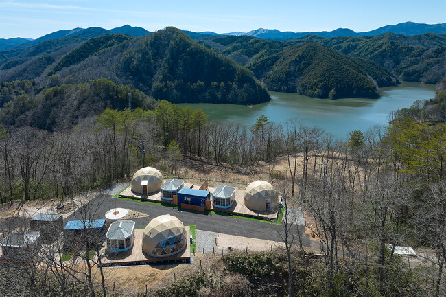 【2024年8月GRAND OPEN】山頂から見下ろす絶景。四季折々の自然が織りなす里山に泊まる”天空リゾート”「芸北おうどまり沙羅の森」