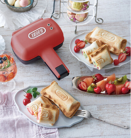 一枚の食パンを折りたたんで作るハーフホットサンドメーカーに新色「ラズベリー」 が発売（Toffy コラボレーション商品）